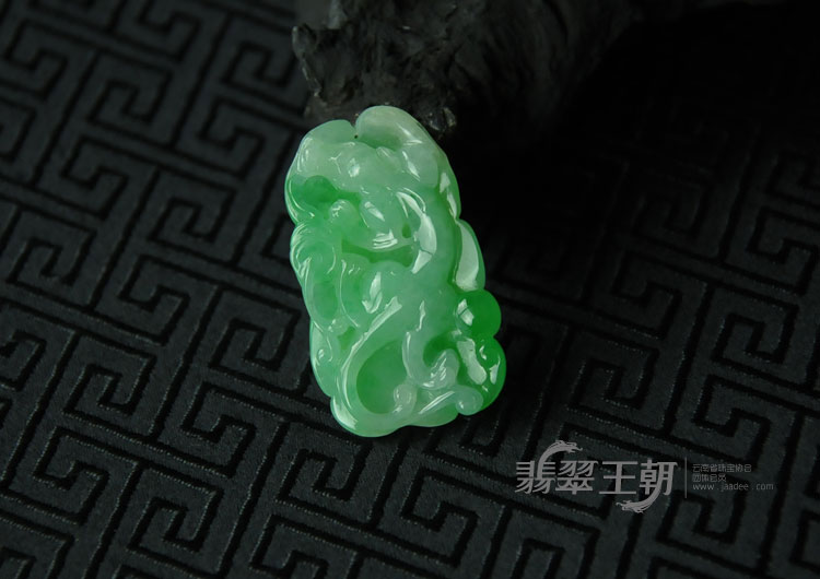 糯冰种翠色缅甸翡翠草龙挂件