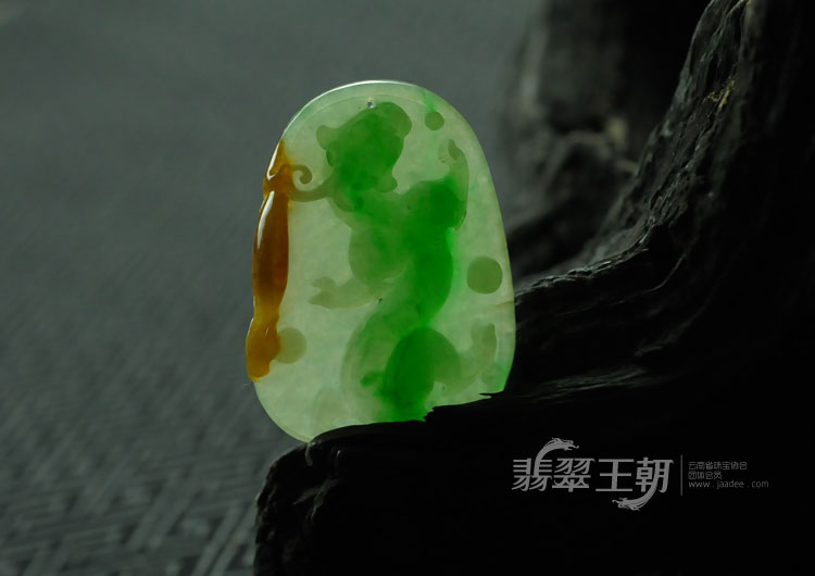 糯冰种黄加绿缅甸翡翠草龙挂件