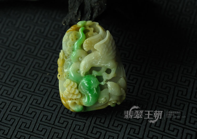 糯冰种黄加绿缅甸翡翠“大展宏图”挂件