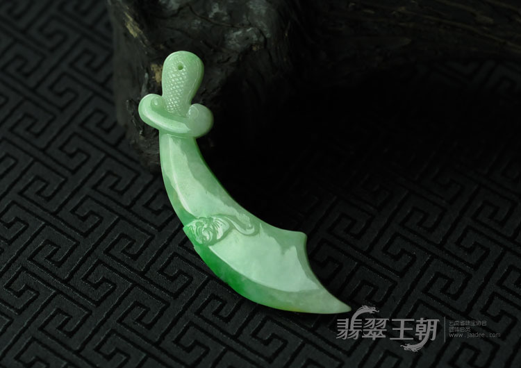 糯冰种翠色缅甸翡翠“威武刀”挂件