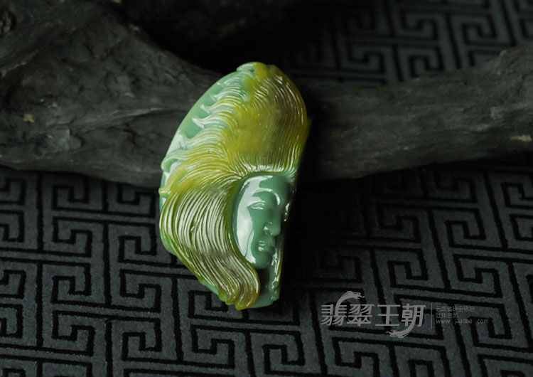 糯冰种黄翡青色缅甸翡翠“太阳神”挂件