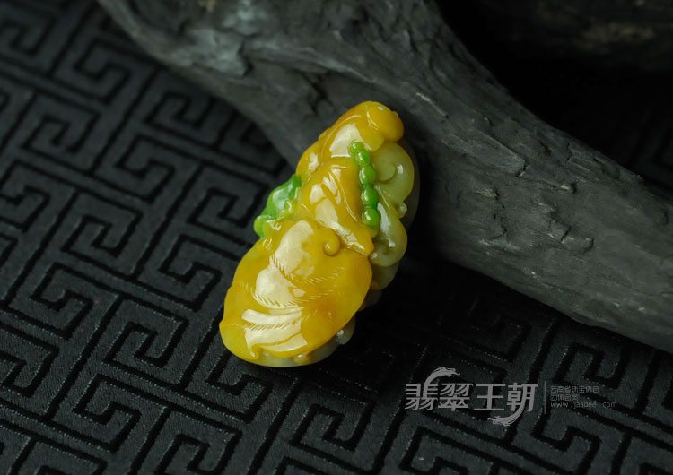 糯冰种黄加绿缅甸翡翠“一品青莲”挂件