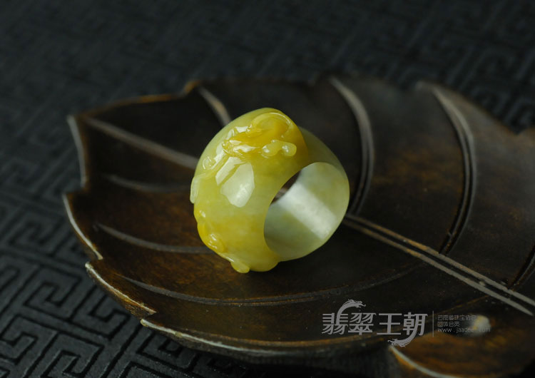 糯冰种黄翡缅甸翡翠祥龙戒指