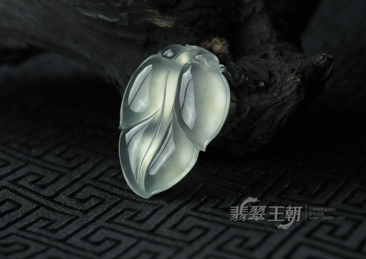 玻璃种强莹光缅甸翡翠叶子挂件