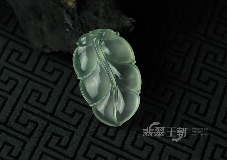 玻璃种强莹光缅甸翡翠叶子挂件