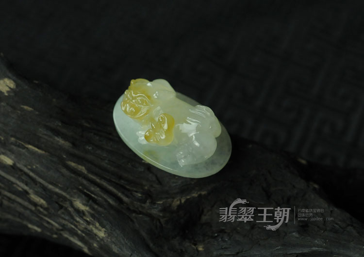 糯冰种黄翡缅甸翡翠貔貅挂件