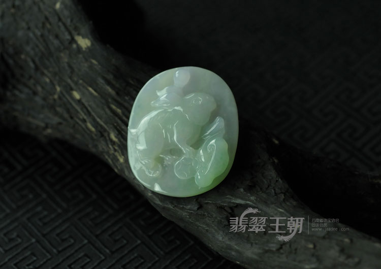 糯冰种晴水缅甸翡翠玉兔挂件
