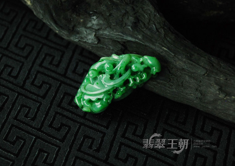 糯冰种满绿飘花缅甸翡翠草龙挂件