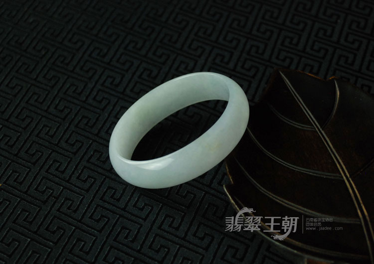 糯冰种淡紫罗兰缅甸翡翠贵妃镯（51-45.1）