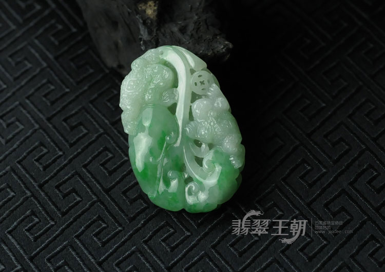 糯冰种飘翠缅甸翡翠“连年进财”挂件