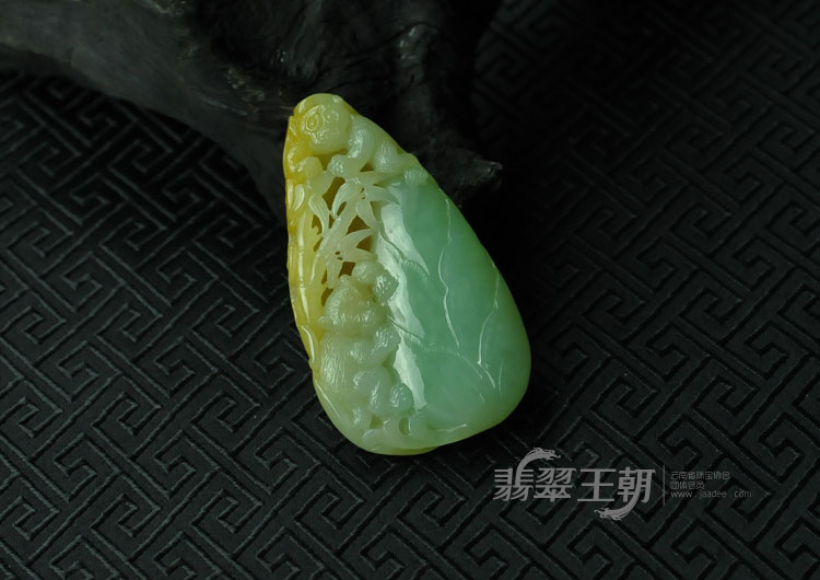 糯冰种黄加绿缅甸翡翠“如意封侯”挂件