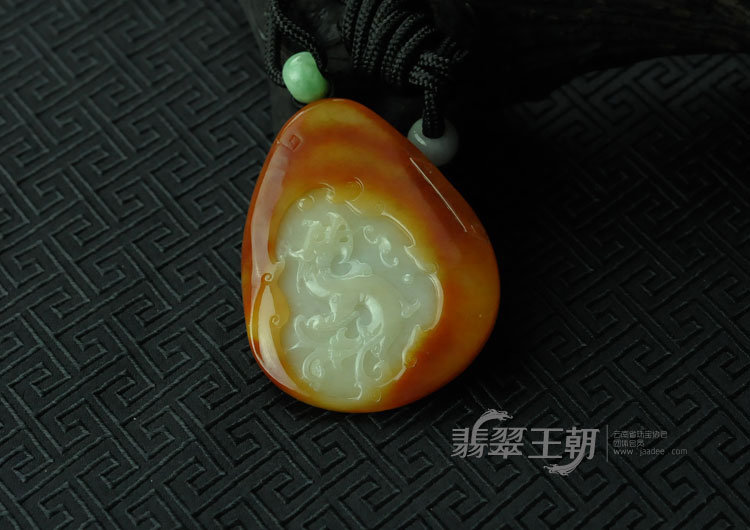 细糯种红翡缅甸翡翠龙凤牌挂件