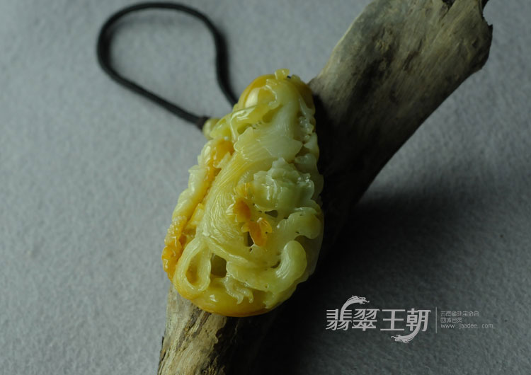 细糯种红黄翡缅甸翡翠“凤戏牡丹”手玩
