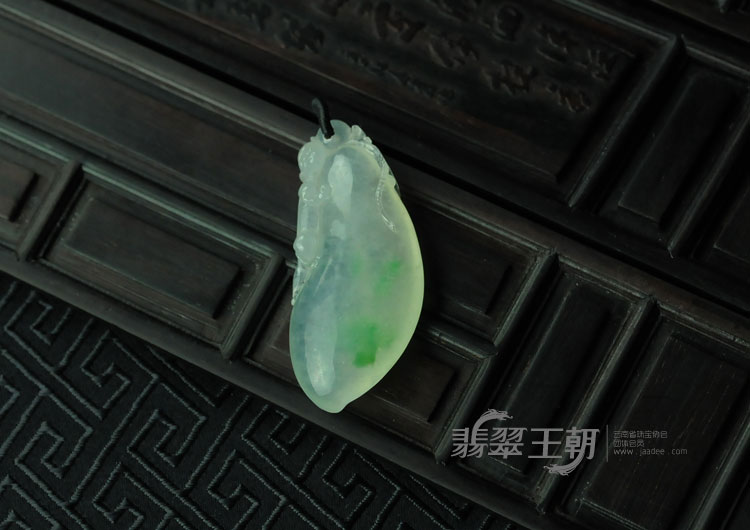 冰玻种飘翠缅甸翡翠福瓜挂件