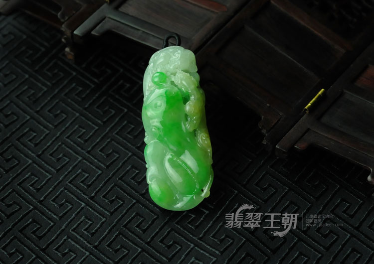 糯冰种黄加绿缅甸翡翠“神龙戏珠”挂件
