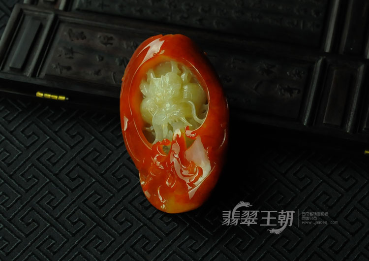 糯冰种红翡缅甸翡翠龙挂件