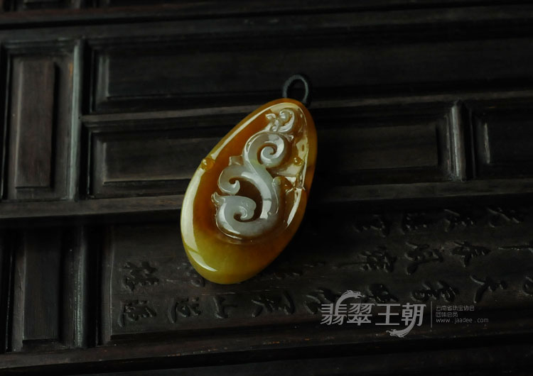糯冰种黄翡缅甸翡翠龙凤牌挂件