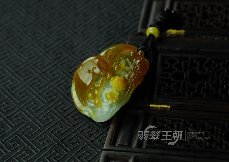 糯冰种黄翡缅甸翡翠“英明神武”挂件