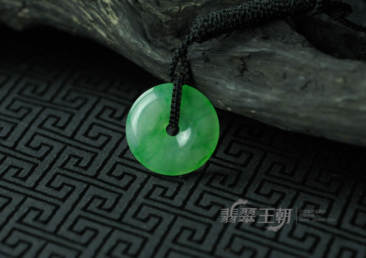 冰玻种翠色缅甸翡翠平安扣挂件