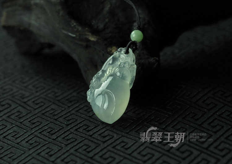 玻璃种缅甸翡翠福龙挂件