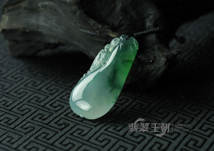冰玻种飘花缅甸翡翠福瓜挂件