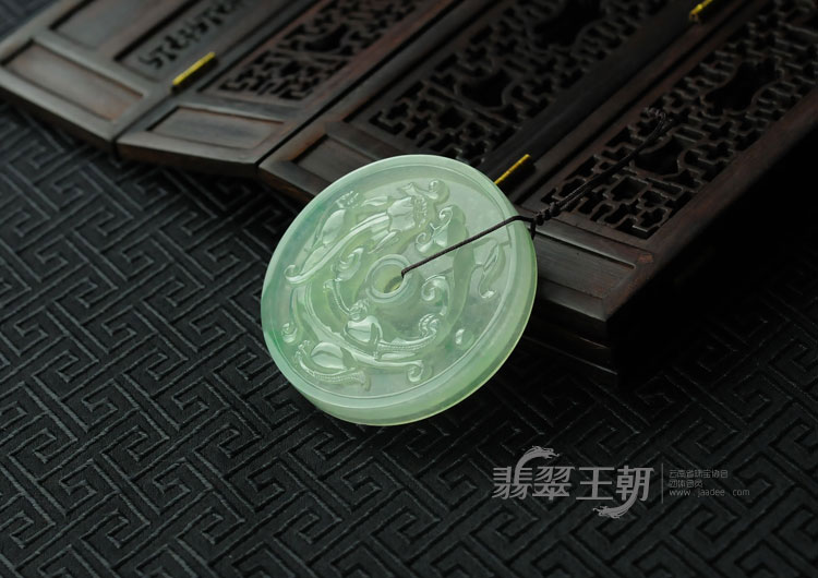 冰玻种晴水缅甸翡翠龙牌挂件