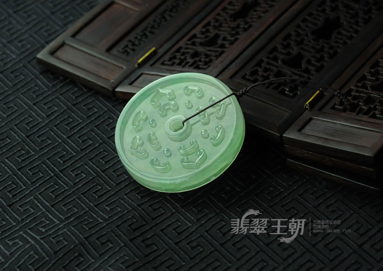 冰玻种晴水缅甸翡翠龙牌挂件