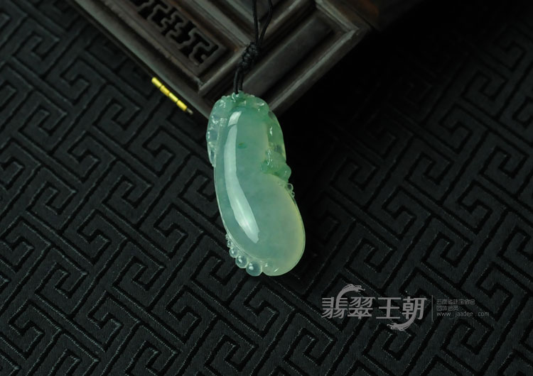 冰种飘花缅甸翡翠福瓜挂件