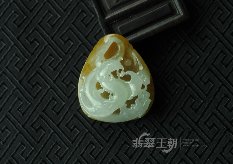 糯冰种黄翡缅甸翡翠翼龙挂件