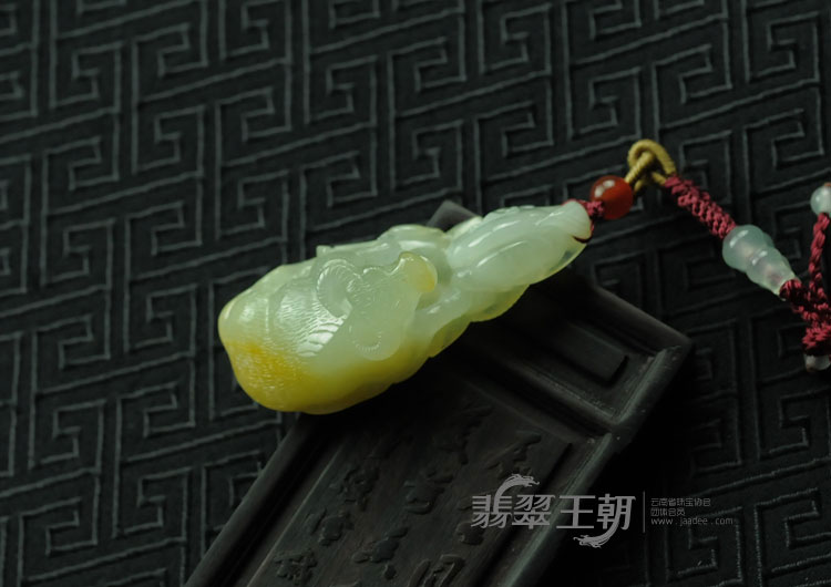 糯冰种黄翡缅甸翡翠生肖牛挂件