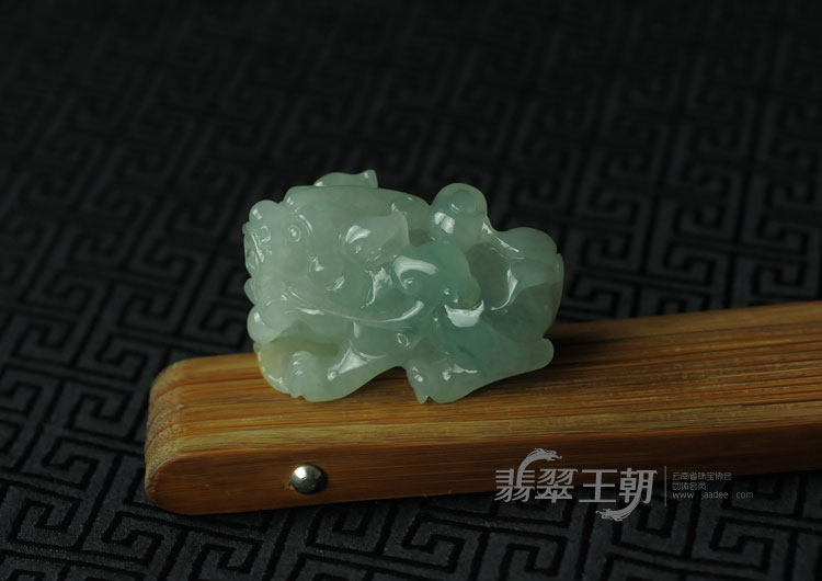 糯冰种飘花缅甸翡翠貔貅挂件