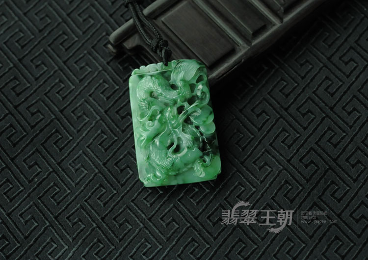 糯冰种飘花缅甸翡翠龙牌挂件
