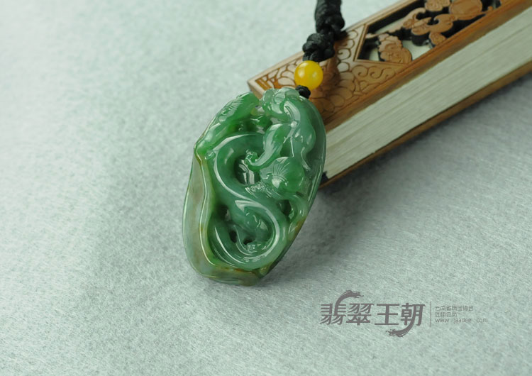 糯冰种蓝水缅甸翡翠草龙挂件