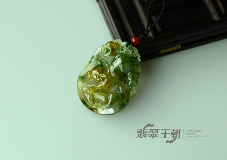 糯冰种黄翡飘花缅甸翡翠生肖牛挂件