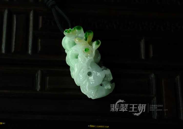 糯冰种三彩缅甸翡翠俏色龙挂件
