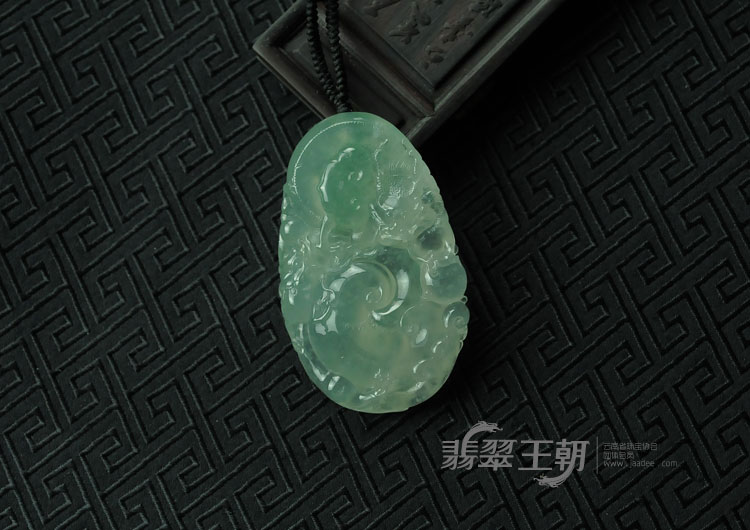 冰玻种淡晴水缅甸翡翠“龙行如意”挂件