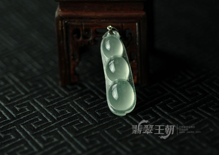 玻璃种强莹光缅甸翡翠四季豆挂件