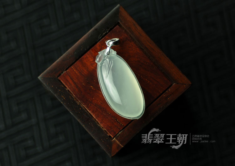玻璃种强莹光缅甸翡翠福瓜挂件