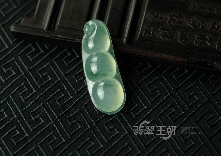 冰玻种飘花强莹光缅甸翡翠四季豆挂件