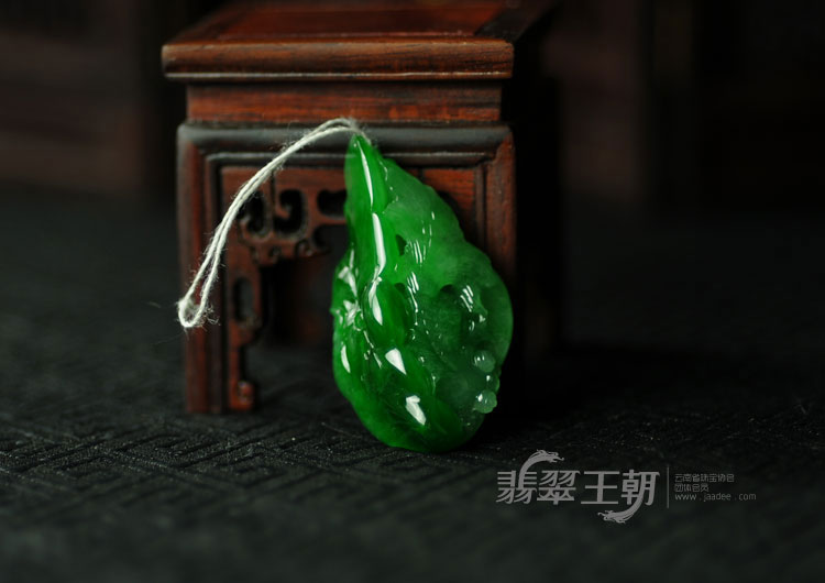 糯冰种正阳绿缅甸翡翠“年年有余”挂件