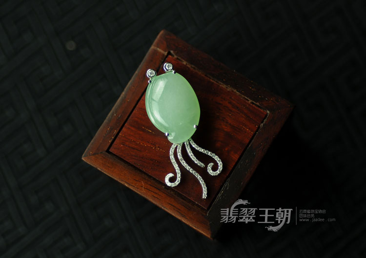 糯冰种绿晴水缅甸翡翠寿桃胸坠
