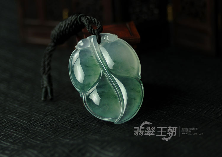 冰玻种飘绿花缅甸翡翠叶子挂件