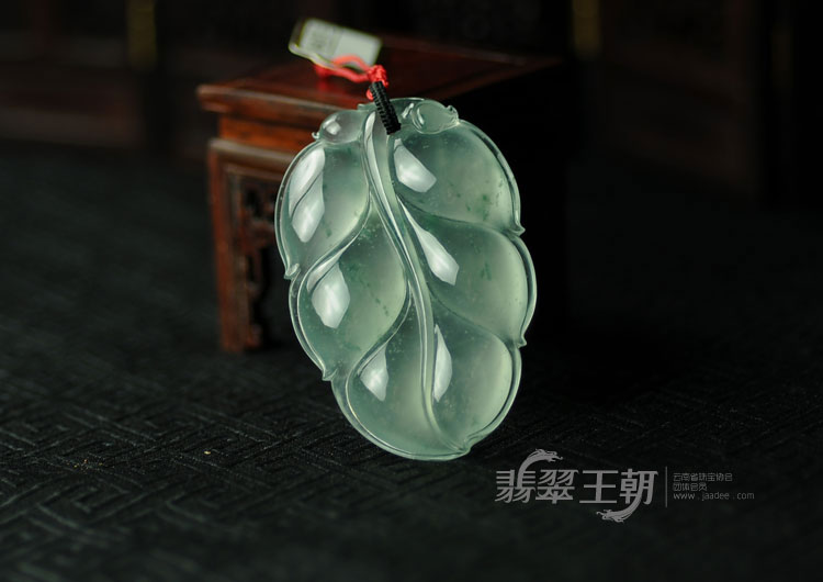 冰玻种飘绿花缅甸翡翠叶子挂件