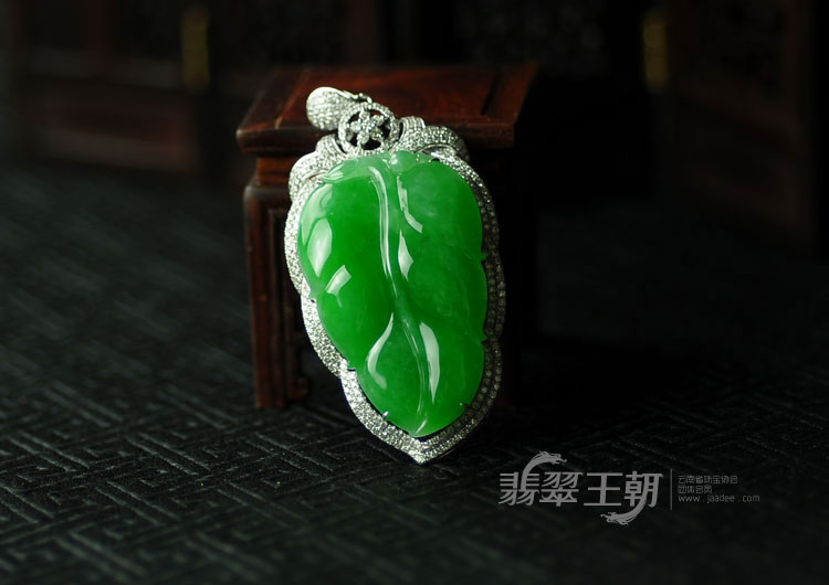 糯冰种正阳绿缅甸翡翠包白金“金枝玉叶”挂件