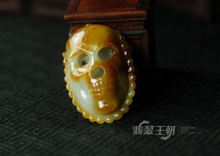 糯冰种红黄翡缅甸翡翠骷髅头挂件