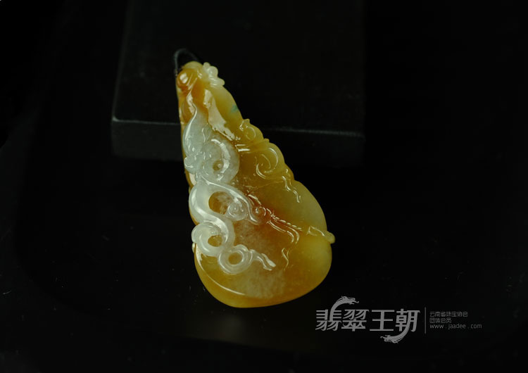 糯冰种黄翡缅甸翡翠龙凤牌挂件