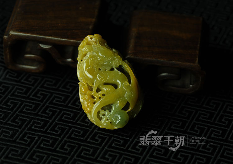 糯冰种黄翡缅甸翡翠“龙成大业”挂件