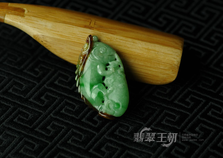 糯冰种三彩缅甸翡翠“今非昔比”挂件