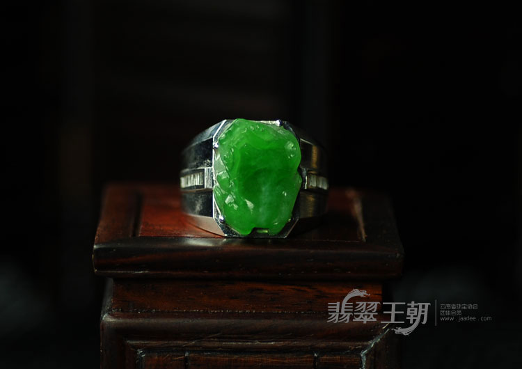 糯冰种阳绿缅甸翡翠满绿白金貔貅戒指