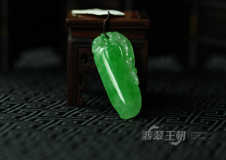 糯冰种阳绿缅甸翡翠满绿福瓜挂件